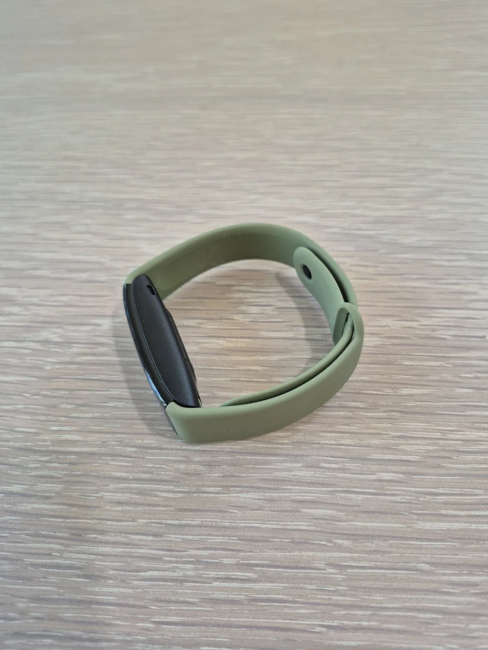 Smart Fitness Tracker Band in Olive Green with Touchscreen and Charger